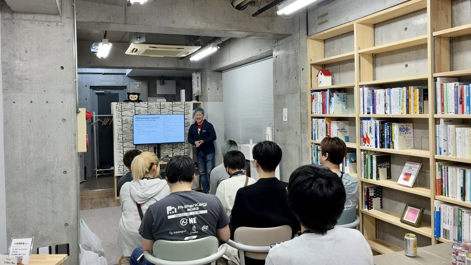 PHPerKaigi mini #0 PHPer Book Revue出張版、オープニング風景の写真。長谷川さんが説明をしていて、それを皆が聞いている